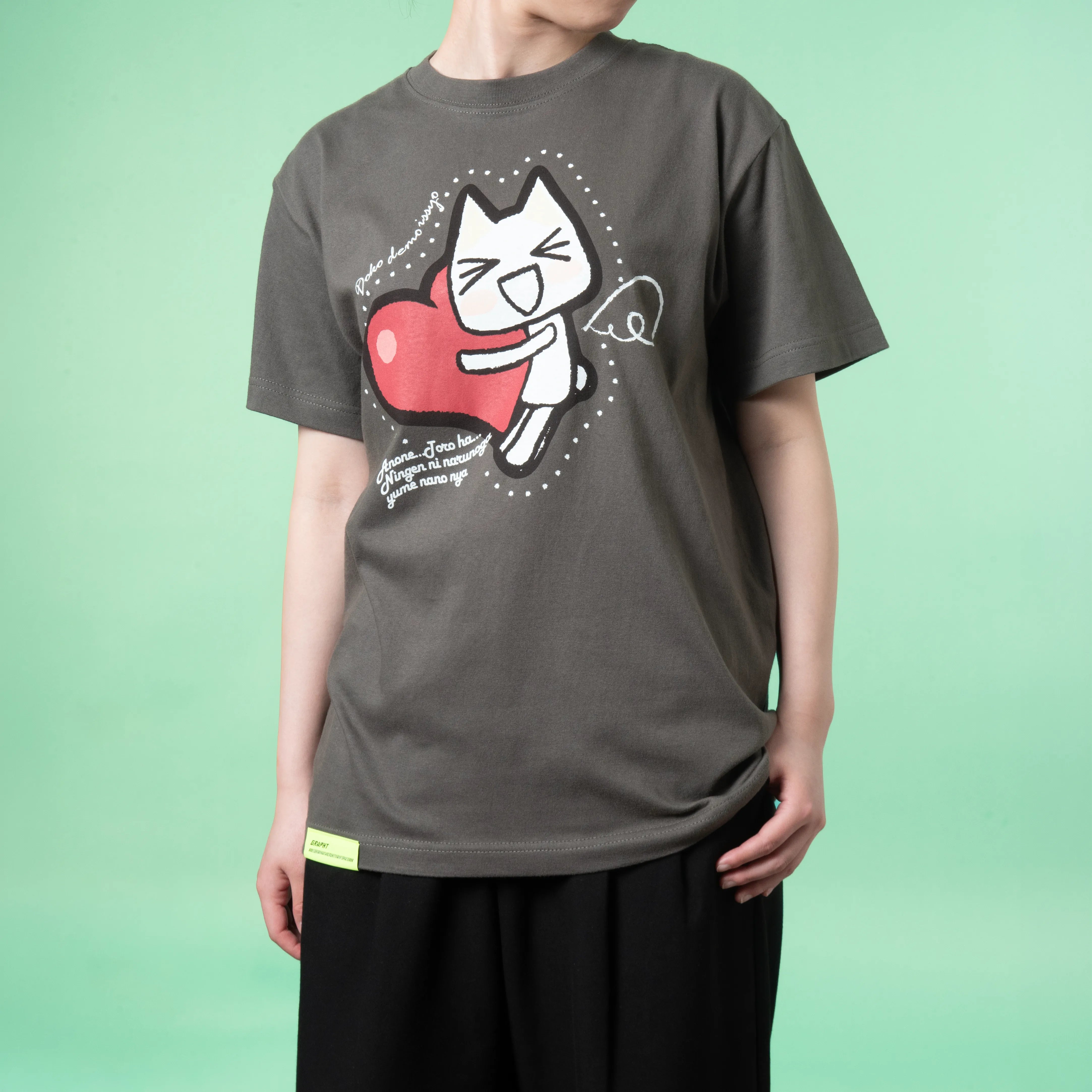 【予約受付中】どこでもいっしょ プリントTシャツ (どこでもいっしょ トロ/ハート) ヘイジーブラック thumbnail 2