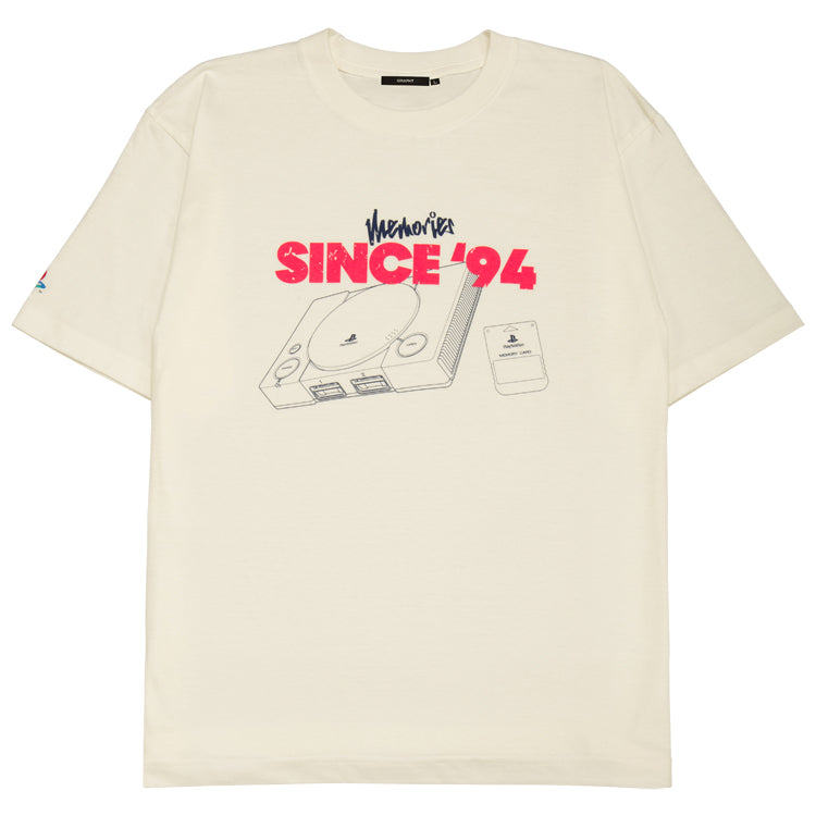 【予約受付中】Heritage プリントTシャツ / PlayStation™ バニラホワイト